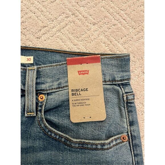 NWT Levi’s Ribcage Bell Jeans - Picture 4 of 8